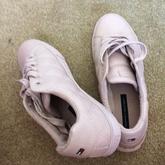 Tommy Hilfiger tennis size 8 - Picture 2 of 2